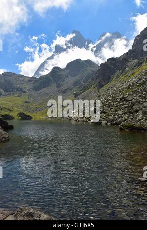 Beau lac glaciaire caché entre les montagnes, Piémont, Italie. Marco Imazio © Banque D'Images