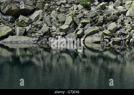 Beau lac glaciaire caché entre les montagnes, Piémont, Italie. Marco Imazio © Banque D'Images