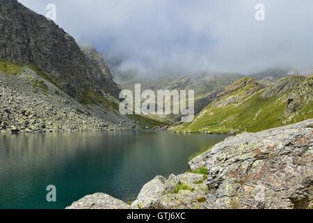 Beau lac glaciaire caché entre les montagnes, Piémont, Italie. Marco Imazio © Banque D'Images