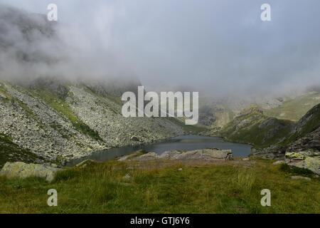 Beau lac glaciaire caché entre les montagnes, Piémont, Italie. Marco Imazio © Banque D'Images