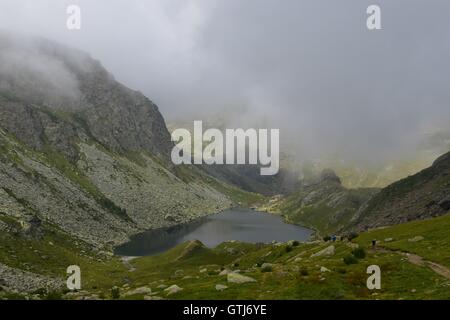 Beau lac glaciaire caché entre les montagnes, Piémont, Italie. Marco Imazio © Banque D'Images