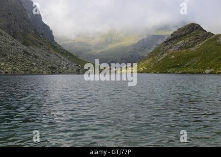 Beau lac glaciaire caché entre les montagnes, Piémont, Italie. Marco Imazio © Banque D'Images