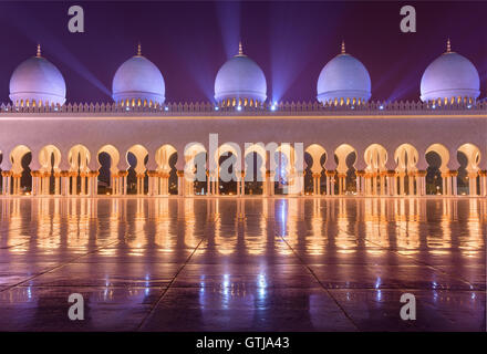 Grande Mosquée de Sheikh Zayed à Abu Dhabi l'envoi de beaux rayons de lumière Banque D'Images
