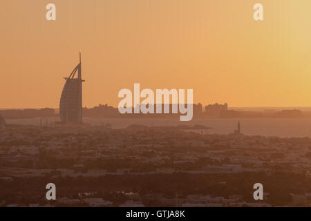 Burj Al Arab, l'hôtel 7 étoiles de luxe et de la plage de Jumeirah en silhouette sunset orange panoramique Banque D'Images