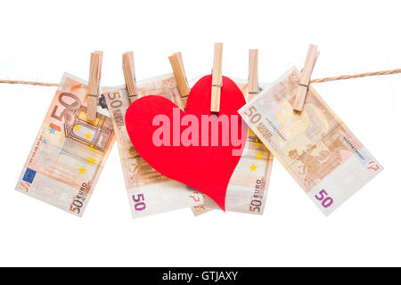Prix de l'amour gratuit. Coeur papier rouge pendaison avec cinquante billets isolé sur fond blanc Banque D'Images