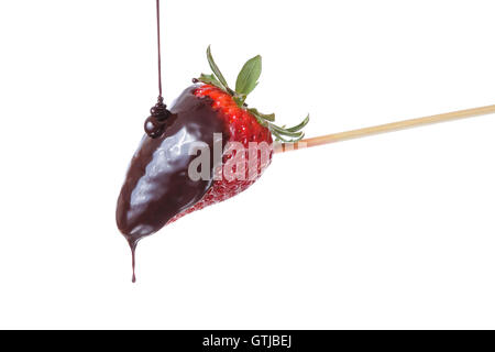 Fondue au chocolat avec des fraises isolé sur fond blanc Banque D'Images