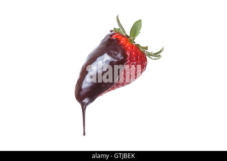 Fondue au chocolat avec des fraises isolé sur fond blanc Banque D'Images