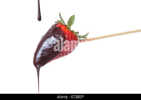 Fondue au chocolat avec des fraises isolé sur fond blanc Banque D'Images