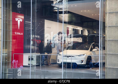 Tesla, l'entreprise automobile américaine avec son showroom à martin place, Sydney, Australie Banque D'Images