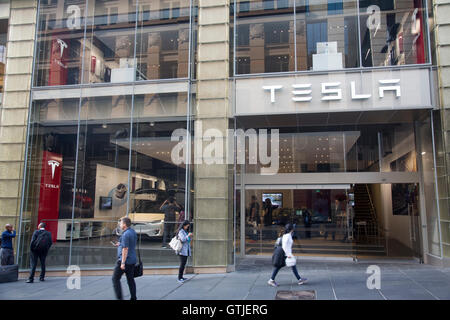 Voiture Tesla showroom à Martin Place, Sydney centre ville, New South Wales, Australie Banque D'Images