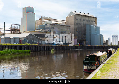 Barges attendent leur tour à tour utiliser Anderton Boat Lift. Rivière Weaver Navigation. Cheshire England UK Banque D'Images