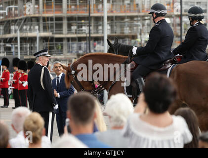 Maire de Londres Maire Sadiq Khan et le commissaire de la Police métropolitaine Sir Bernard Hogan-Howe (à gauche) salue les agents de la police montée au cours de la première du service passant-out sur le défilé des motifs à l'réaménagée en centre Peel Hendon, au nord de Londres. Banque D'Images