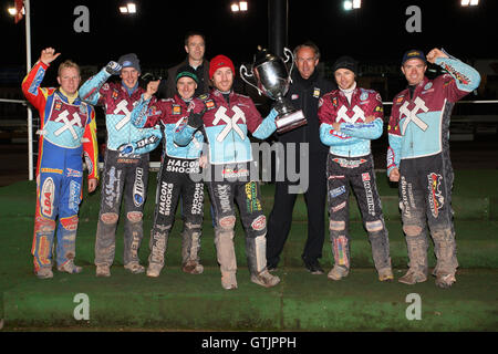 Lakeside Hammers célébrer avec le KO Cup - Coventry abeilles vs Lakeside Hammers - Ligue élite Speedway Knockout Cup 2e finale jambe à Brandon Stadium - 23/10/09 Banque D'Images