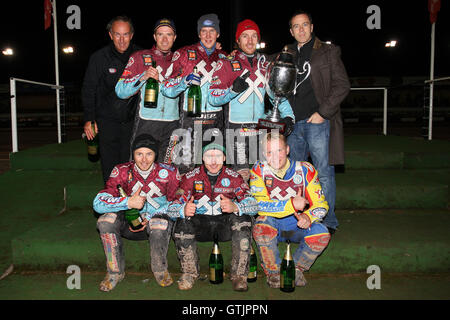 Lakeside Hammers célébrer avec le KO Cup - Coventry abeilles vs Lakeside Hammers - Ligue élite Speedway Knockout Cup 2e finale jambe à Brandon Stadium - 23/10/09 Banque D'Images