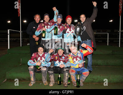 Lakeside Hammers célébrer avec le KO Cup - Coventry abeilles vs Lakeside Hammers - Ligue élite Speedway Knockout Cup 2e finale jambe à Brandon Stadium - 23/10/09 Banque D'Images