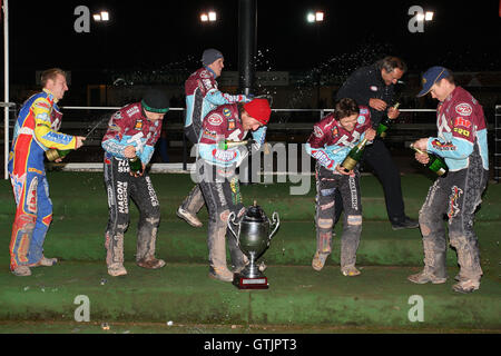 Lakeside Hammers célébrer avec le KO Cup - Coventry abeilles vs Lakeside Hammers - Ligue élite Speedway Knockout Cup 2e finale jambe à Brandon Stadium - 23/10/09 Banque D'Images