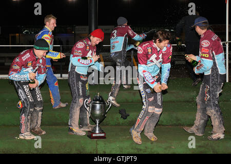 Lakeside Hammers célébrer avec le KO Cup - Coventry abeilles vs Lakeside Hammers - Ligue élite Speedway Knockout Cup 2e finale jambe à Brandon Stadium - 23/10/09 Banque D'Images