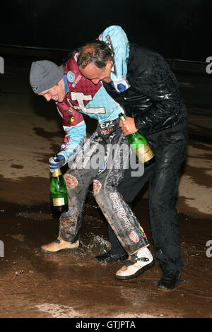 Jon Cook et Raymond Parent, Michel Nieminen au bord du lac de célébrer la victoire dans la finale de la Coupe du KO - Coventry abeilles vs Lakeside Hammers - Ligue élite Speedway Knockout Cup 2e finale jambe à Brandon Stadium - 23/10/09 Banque D'Images