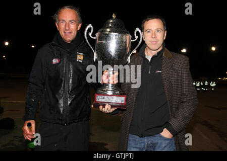 Stuart Douglas et Jon Cook Lakeside de célébrer la victoire dans la finale de la Coupe du KO - Coventry abeilles vs Lakeside Hammers - Ligue élite Speedway Knockout Cup 2e finale jambe à Brandon Stadium - 23/10/09 Banque D'Images