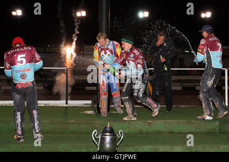 Lakeside Hammers célébrer avec le KO Cup - Coventry abeilles vs Lakeside Hammers - Ligue élite Speedway Knockout Cup 2e finale jambe à Brandon Stadium - 23/10/09 Banque D'Images