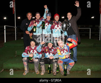 Lakeside Hammers célébrer avec le KO Cup - Coventry abeilles vs Lakeside Hammers - Ligue élite Speedway Knockout Cup 2e finale jambe à Brandon Stadium - 23/10/09 Banque D'Images