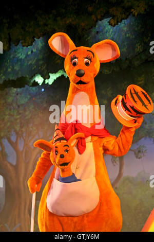 Marne-La-Vallée, France. 23 août, 2006. Kanga et Roo dans le Winnie l'Ourson et ses amis, aussi ! Show à Fantasyland dans Disney Banque D'Images