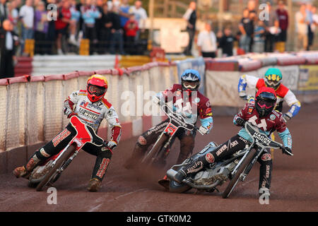 Heat 2 : Rob Mear (rouge), Paul pressé (jaune), Stuart Robson (bleu) et Luke Bowen - Lakeside Hammers contre Swindon Robins - Sky Sports Ligue élite Speedway à Arena Essex Raceway, Purfleet - 07/08/09 Banque D'Images