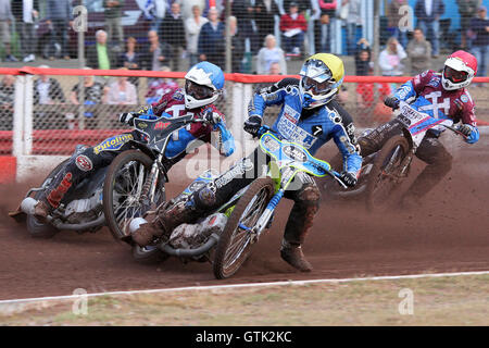 Chauffer 2 : Jason Doyle (jaune) d'avance sur Paul pressé (rouge) et Stuart Robson - Lakeside Hammers vs Pirates Poole - Sky Sports Ligue élite Speedway à Arena Essex Raceway, Purfleet, Essex - 02/08/10 Banque D'Images