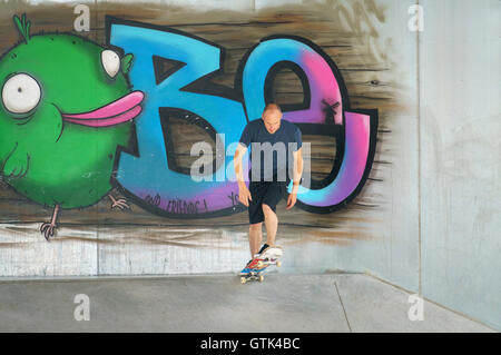 DORDRECHT, Pays-Bas - 3 septembre 2016 : skateur professionnel commence sa course contre un mur de graffiti à l'ouverture officielle de la Banque D'Images