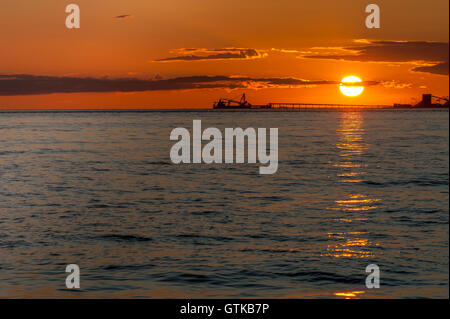 Les pétroliers au coucher du soleil à Point Roberts, Washington State, USA Banque D'Images