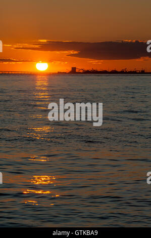 Les pétroliers au coucher du soleil à Point Roberts, Washington State, USA Banque D'Images