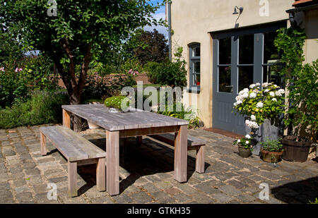 Jardin extérieur table et bancs en bois Salle à manger, jardin anglais, Angleterre Banque D'Images