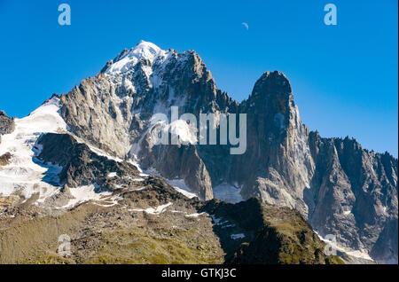 Aiguille Verte et l'Aiguille du Dru, Chamonix Mont Blanc, avec croissant de lune Banque D'Images