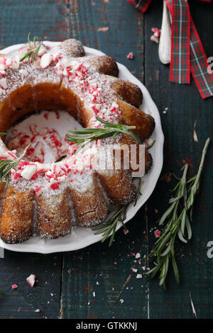 Gâteau de Noël sur la table en bois, de l'alimentation au-dessus Banque D'Images