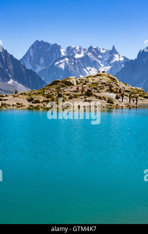 Les touristes et les promeneurs au Lac Blanc l'une des promenades les plus populaires de Chamonix dans les Alpes françaises. On Tour du Mont Blanc à pied. Banque D'Images