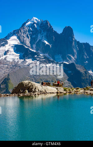 Les touristes et les promeneurs au Lac Blanc l'une des promenades les plus populaires de Chamonix dans les Alpes françaises. On Tour du Mont Blanc à pied. Banque D'Images