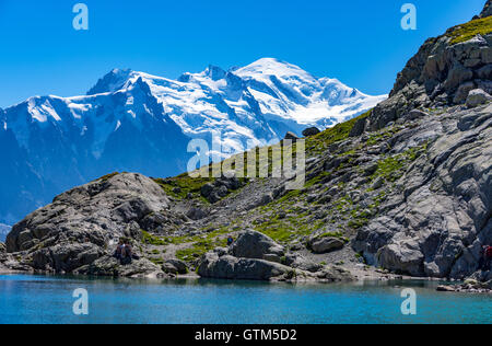 Lac Blanc l'une des promenades les plus populaires de Chamonix dans les Alpes françaises. On Tour du Mont Blanc à pied. Banque D'Images