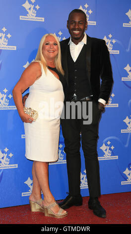 Vanessa Feltz et partenaire Ben Ofoedu arrivant à la London Studios dans le centre de Londres pour célébrer les lauréats de cette année&Otilde;s prix de la loterie nationale, la recherche de l'UK&Otilde;s des projets financés par des loteries préférées. Banque D'Images