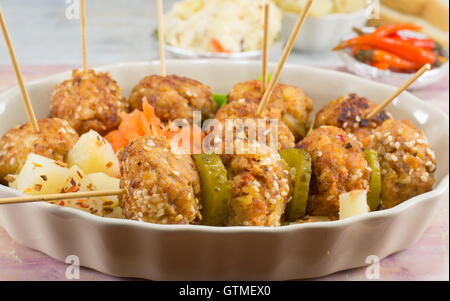 Les boulettes de viande sur une assiette décorée avec des légumes colorés Banque D'Images