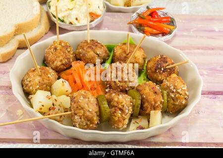 Les boulettes de viande sur une assiette décorée avec des légumes colorés Banque D'Images