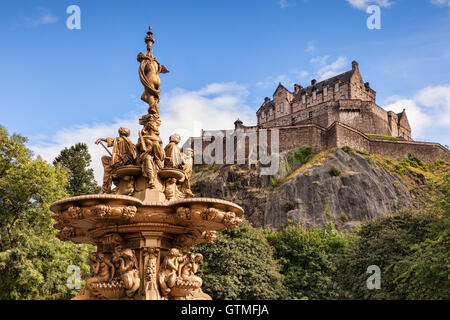 Le Ross fontaine dans les jardins de Princes Street et le château d'Édimbourg, Écosse, Royaume-Uni. Banque D'Images