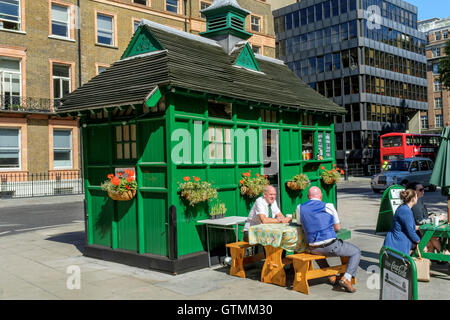 Ancien chauffeur de taxi' hut converti en café, Russell Square, Bloomsbury, Londres Banque D'Images