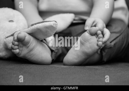 Adorable petit bébé pieds. Banque D'Images