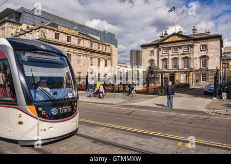 St Andrew Square, Édimbourg, avec la Royal Bank of Scotland, l'AC et un tramway, Ecosse, Royaume-Uni Banque D'Images