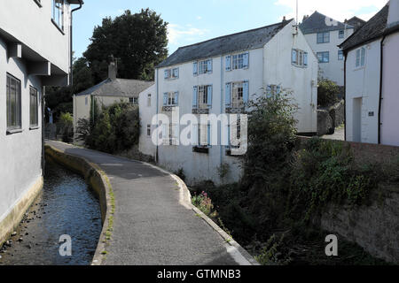 River Lym Mill Race qui s'écoule à travers la ville de Lyme Regis, dans le Dorset, Angleterre Royaume-uni KATHY DEWITT Banque D'Images