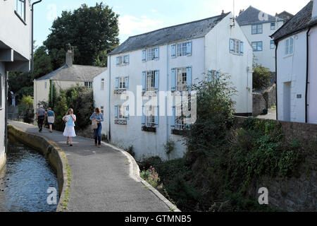 Les jeunes femmes marchant le long de la rivière Lym Mill Race qui s'écoule à travers la ville de Lyme Regis, dans le Dorset, Angleterre Royaume-uni KATHY DEWITT Banque D'Images