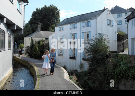 Les jeunes femmes marchant le long de la rivière Lym Mill Race qui s'écoule à travers la ville de Lyme Regis, dans le Dorset, Angleterre Royaume-uni KATHY DEWITT Banque D'Images