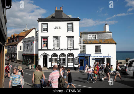 Les gens qui marchent dans la rue près de Rock Point Inn et Cobb Gate Fish Bar, Lyme Regis, dans le Dorset, Angleterre Royaume-uni KATHY DEWITT Banque D'Images