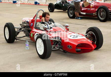 Richard Tarling dans une voiture Assegai de Formule 1 dans le Paddock International, Silverstone avant de se qualifier pour le Trophée Maserati. Banque D'Images