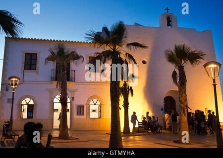 Les touristes, à main square de l'église de Sant Francesc Xavier, San Francisco Javier, Formentera, Pityuses, Iles Baléares, Espagne, Union européenne Banque D'Images